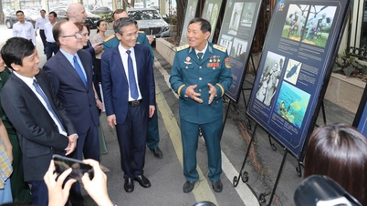 A exposição apresenta muitos documentos valiosos sobre o primeiro voo espacial vietnamita.