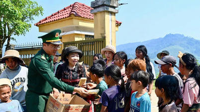 A cidade de Hue estende seus votos de Feliz Ano Novo Bunpimay e distribui 300 pacotes de presentes no Laos.