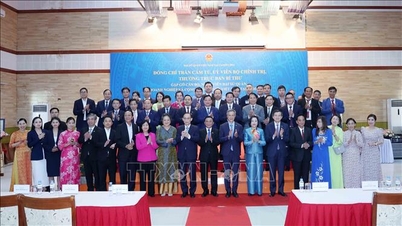 Permanent Member of the Secretariat of the Central Committee Tran Cam Tu meets with the Vietnamese community in Cambodia.