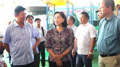 Nguyễn Thi Minh Thuy, a Tartományi Népi Bizottság alelnöke a Kiện Hai Különleges Övezet Pártbizottságával és Népi Bizottságával dolgozik.