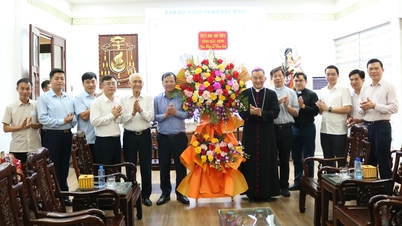 Phan Thế Tuấn, a Tartományi Népi Bizottság alelnöke gratulál a Bắc Ninh Püspökségnek húsvét alkalmából.