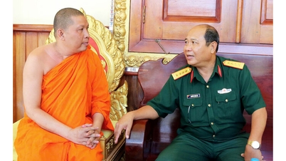 กองบัญชาการทหารจังหวัดอานเจียงได้เดินทางไปเยี่ยมและอวยพรปีใหม่ให้กับโชล ชนัม ทมาย ในตำบลอันคู