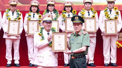 ការសរសើរដល់បុគ្គលឆ្នើមៗ មកពីកម្លាំងបុគ្គលិក នៃសន្តិសុខសាធារណៈប្រជាជន។