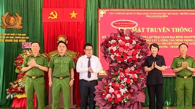 람동성 당위원회 부서기인 팜 티 푸크(Pham Thi Phuc)는 다이빈 교도소 설립 51주년 기념식에 참석했다.