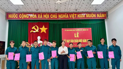 Quy Nhon Tay Ward holdt en seremoni for å innsette nye militsmedlemmer.