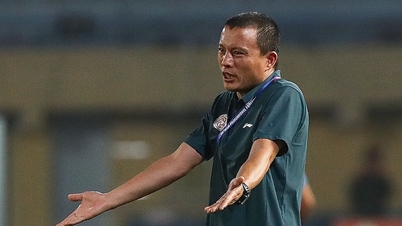 Assistenttrener Popov kritiserte FIFA-dommeren for hans upassende oppførsel.