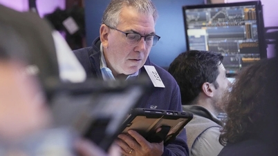 Wall Street fluktuerar, Nasdaq stiger tack vare teknologi.