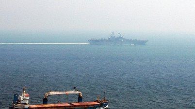 USA börjar blockera Hormuzsundet, Iran hotar att attackera hamnar i Gulfen.