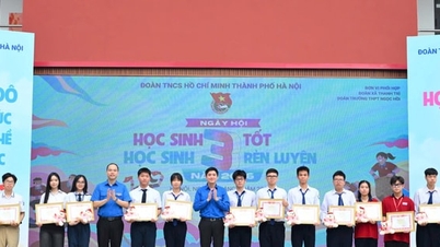 Hanoi: Şehir düzeyinde "Üç Nitelik" ve "Üç İyi Nitelik" alanlarında gösterdikleri üstün başarıdan dolayı 68 öğrenci ödüllendirildi.