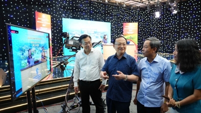 Generaldirektören för Voice of Vietnam Radio besökte och uppmuntrade lagen som deltog i den nationella radiofestivalen.