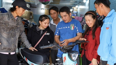 The electric bicycle carries Biện Huỳnh Châu's dream of going to school.