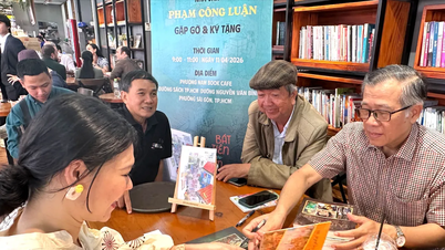 Pham Cong Luan író autogramokat osztogat az olvasóknak a Ho Si Minh-város Könyvutcájában.