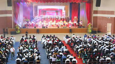 Hoang Viet Inter-level High School firar 10-årsjubileum.