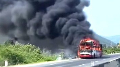 Een passagiersbus vat vlam op de nationale snelweg 1 in Khanh Hoa, wat een langdurige verkeersopstopping veroorzaakt.