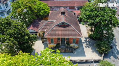 ទិដ្ឋភាព​ជិតៗ​នៃ​វីឡា​រចនាប័ទ្ម​បារាំង​នៅលើ​ដី​ដ៏​ល្អ​មួយ​តាម​បណ្តោយ​ទន្លេ​ភើជូ មុនពេល​វា​ត្រូវ​បាន​រុះរើ។