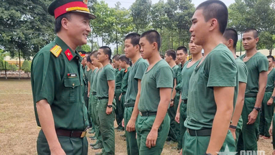 Comandamentul Militar Provincial Dong Nai vizitează și încurajează noii recruți.