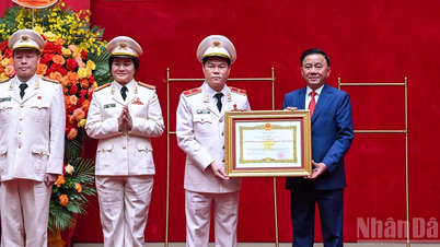 [Foto] Tran Cam Tu, Anggota Tetap Sekretariat Komite Sentral Partai, menghadiri upacara peringatan 80 tahun Hari Tradisional Pasukan Keamanan Dalam Negeri.