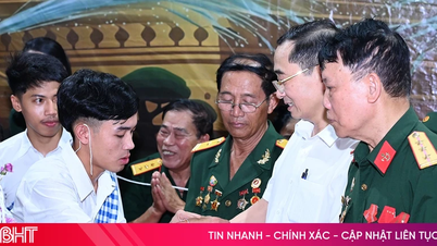Celebrating Bunpimay Tet with Lao students at Ha Tinh University.