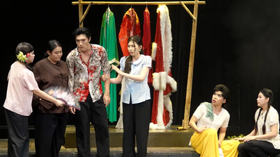 Wieczorne spektakle teatralne – wspomnienie minionej ery Cai Luong (tradycyjnej opery wietnamskiej).