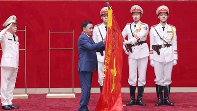 The Department of Internal Security receives the title of Hero of the People's Armed Forces.
