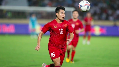 Overraskende nok har det vietnamesiske landslaget den tynneste spillerposisjonen, og Kim sliter med å finne ut av det.