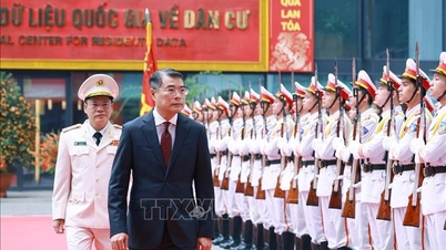 Premiärminister Le Minh Hung deltog i ceremonin för att fira 80-årsdagen av polisens traditionella dag för administrativ förvaltning av social ordning.