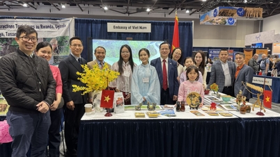 Het promoten van Vietnamees toerisme op een grote tentoonstelling in Canada.