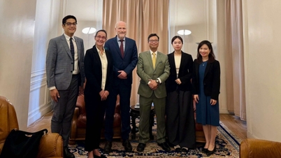 Vietnamese Ambassador to France Trinh Duc Hai meets with OECD representatives.
