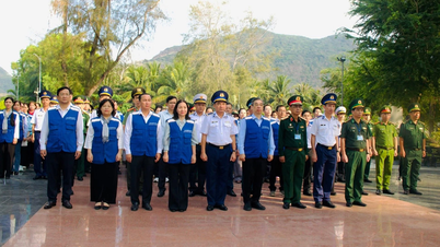 The Ho Chi Minh City delegation offered incense to pay tribute to the heroic martyrs at Con Dao.