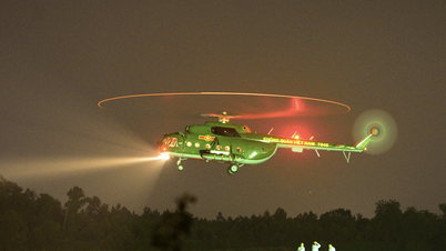 Medan helikoptrar "målar eld" över natthimlen.
