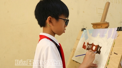 Over 200 students participated in a painting competition about their hometown of Hung Yen.