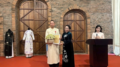Muzeum Ao Dai přijímá artefakty Ao Dai darované designérem Vo Viet Chungem.