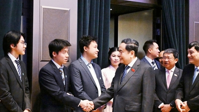 Tran Thanh Man, a Nemzetgyűlés elnöke kiemelkedő vietnami és külföldi diákokkal találkozott Olaszországban.