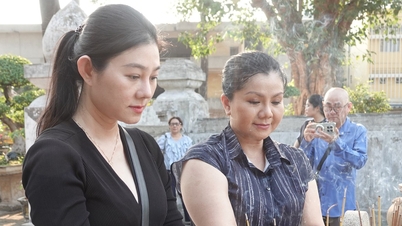 Tú Sương, Quế Trân, dan Võ Minh Lâm menyalakan kemenyan di makam Lê Văn Duyệt, memohon kebenaran untuk mementaskan drama cải lương (opera tradisional Vietnam) tentangnya.