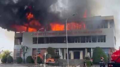 Un gran incendio destruyó un edificio de tres plantas que exhibía muebles de madera en Ha Tinh.