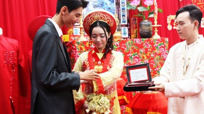 ベトナム南部伝統の結婚式を再現する。