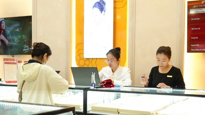 Gold prices continued to fluctuate on the morning of April 13th, with quiet trading activity.
