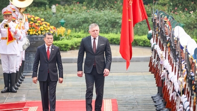 El primer ministro Le Minh Hung da la bienvenida al primer ministro de Eslovaquia en su visita oficial a Vietnam.