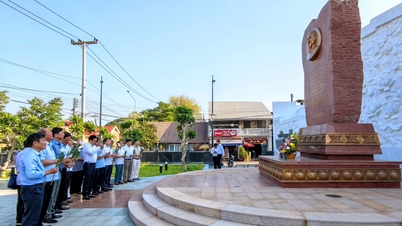 គណៈប្រតិភូក្រុង Hue បានអុជធូបនៅតំបន់រំលឹកវិញ្ញាណក្ខន្ធលោកប្រធានហូជីមិញក្នុងខេត្ត Savannakhet។