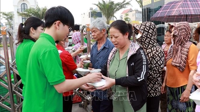 Free meals: When kindness is rekindled.