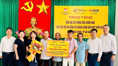 Hoa Vang beldesindeki yoksul ailelerin ev onarımlarını desteklemek amacıyla 200 milyon VND bağışlandı.
