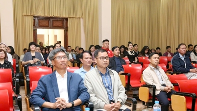 लाम डोंग प्रांत के समाचार पत्र और टेलीविजन स्टेशन केंद्रीय समिति के संकल्प संख्या 2 का अध्ययन करते हैं।