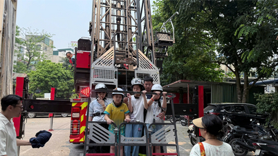 Mejorar las habilidades de prevención y extinción de incendios de los estudiantes del distrito de Khuong Dinh.