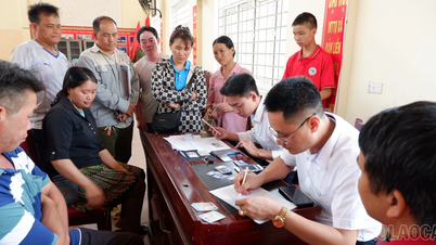 Mobifone Lao Cai, en colaboración con la comuna de Ban Lien, donó 600 tarjetas SIM 5G para apoyar la identificación electrónica de nivel 2.