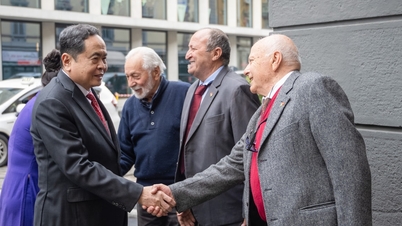 Przewodniczący Zgromadzenia Narodowego Tran Thanh Man odwiedza miejsce pamięci prezydenta Ho Chi Minha w Mediolanie.