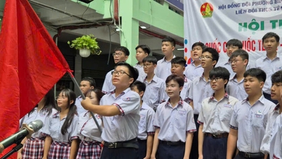 ホーチミン市の学校の校庭は、生徒たちが国歌と少年先鋒歌の合唱コンテストに参加する活気に満ちている。