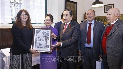 Presidenten i nasjonalforsamlingen besøker et minnested for president Ho Chi Minh i Milano.