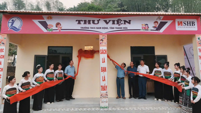 Memberikan dukungan perpustakaan bagi anak-anak kurang mampu di komune Thien Phu, provinsi Thanh Hoa.