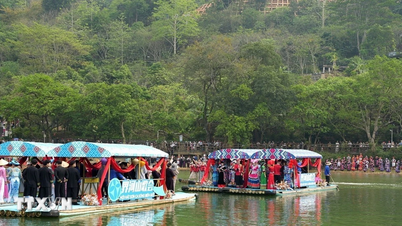 The first ever Folk Song Festival was held on the Vietnam-China border river.