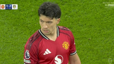 Lisandro Martinez's strange reaction after being sent off.